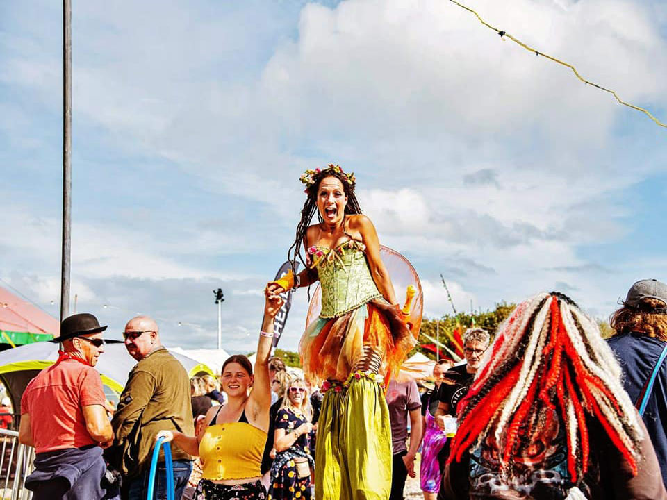festival-stilts